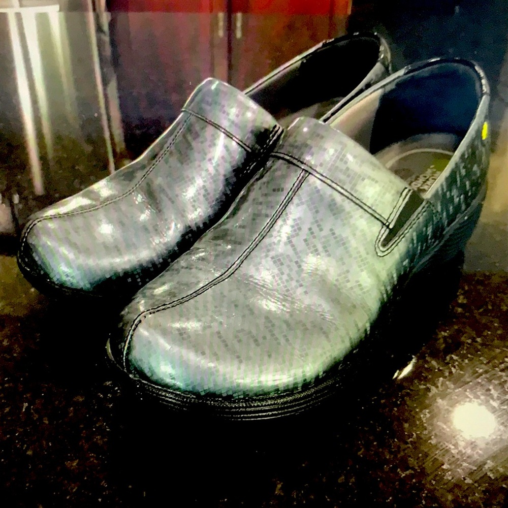 Work Wonders by Dansko Camellia Women’s 8.5-9 Grey Patent Slip On Clogs